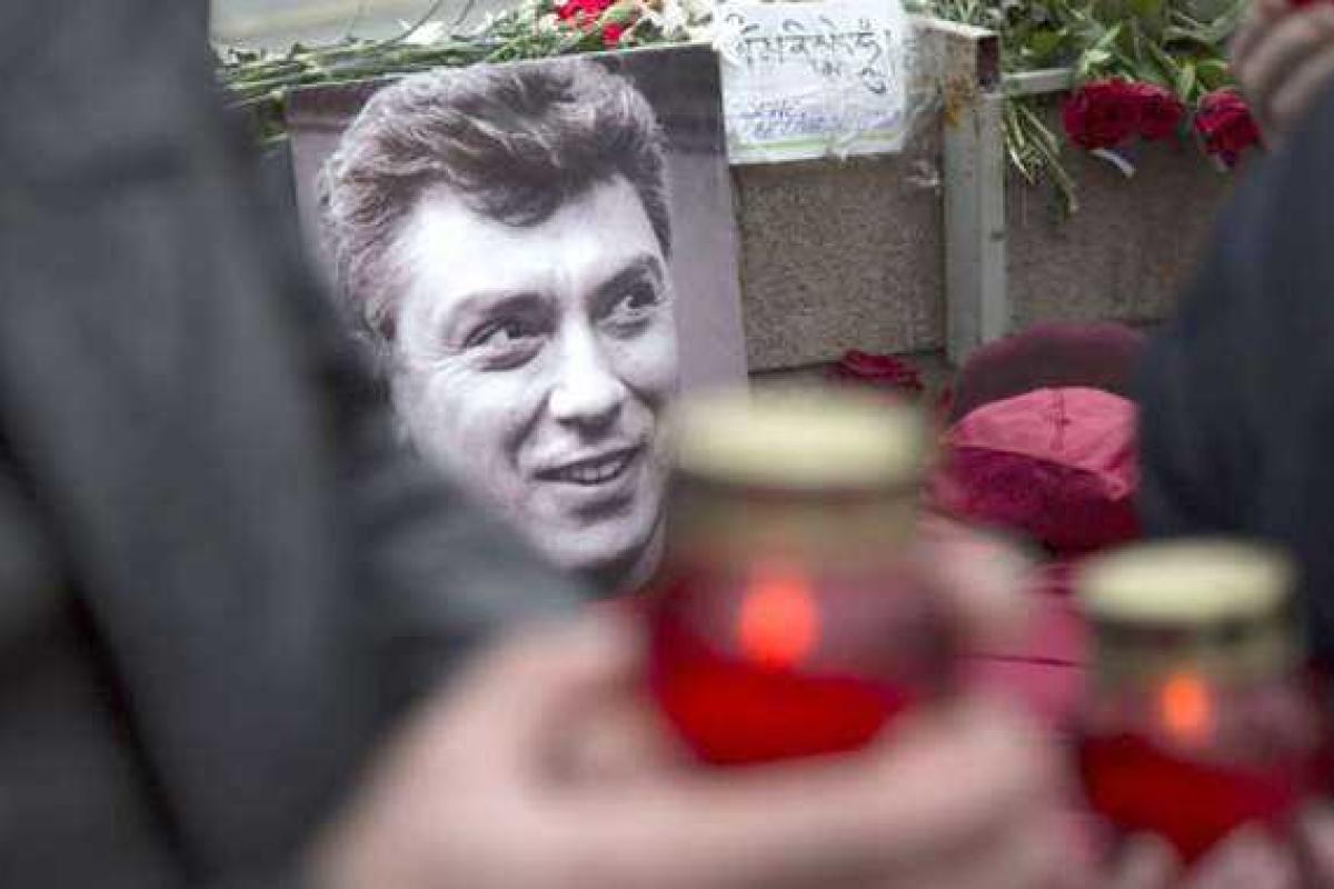 Следственный комитет РФ утверждает, что убийца Немцова был левшой Следственный комитет РФ утверждает, что убийца Немцова был левшой