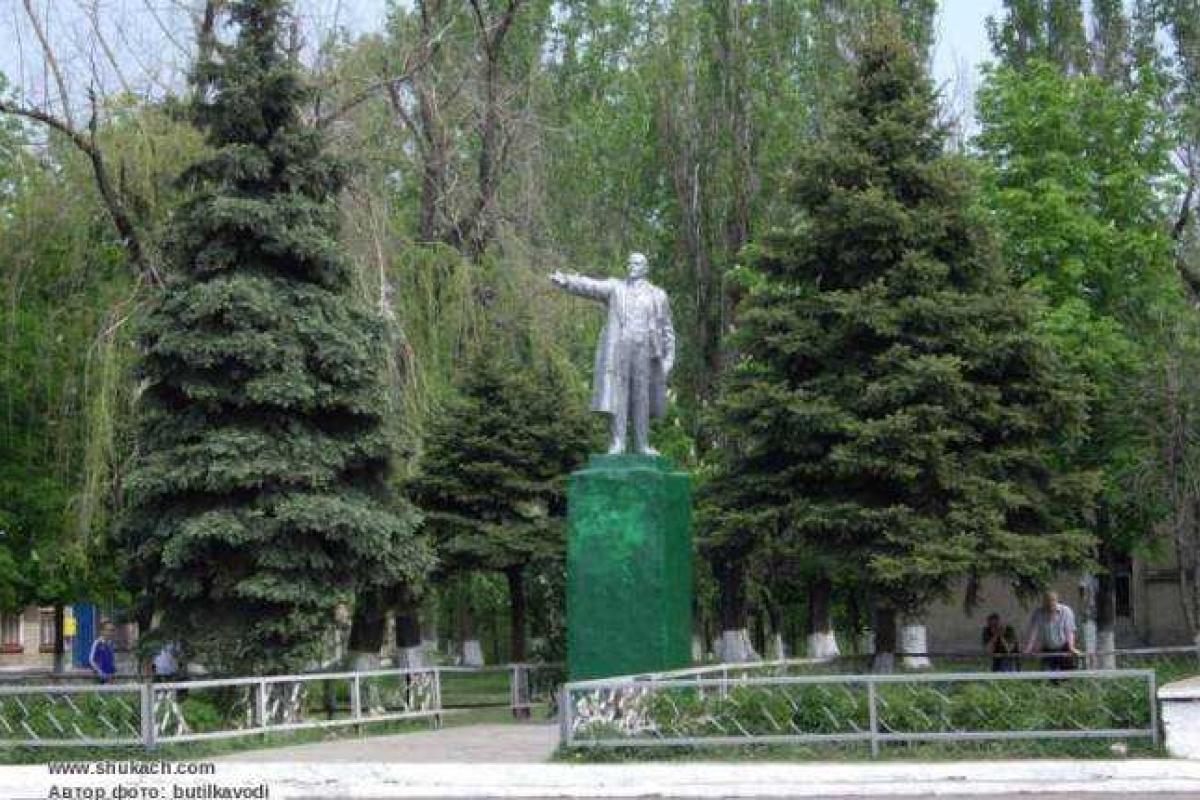 В Приволье на главной площади "Ленин" остался без головы, - соцсети В Приволье на главной площади "Ленин" остался без головы, - соцсети