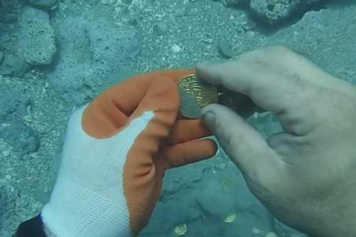 Семья дайверов обнаружила клад стоимостью более одного миллиона долларов Семья дайверов обнаружила клад стоимостью более одного миллиона долларов