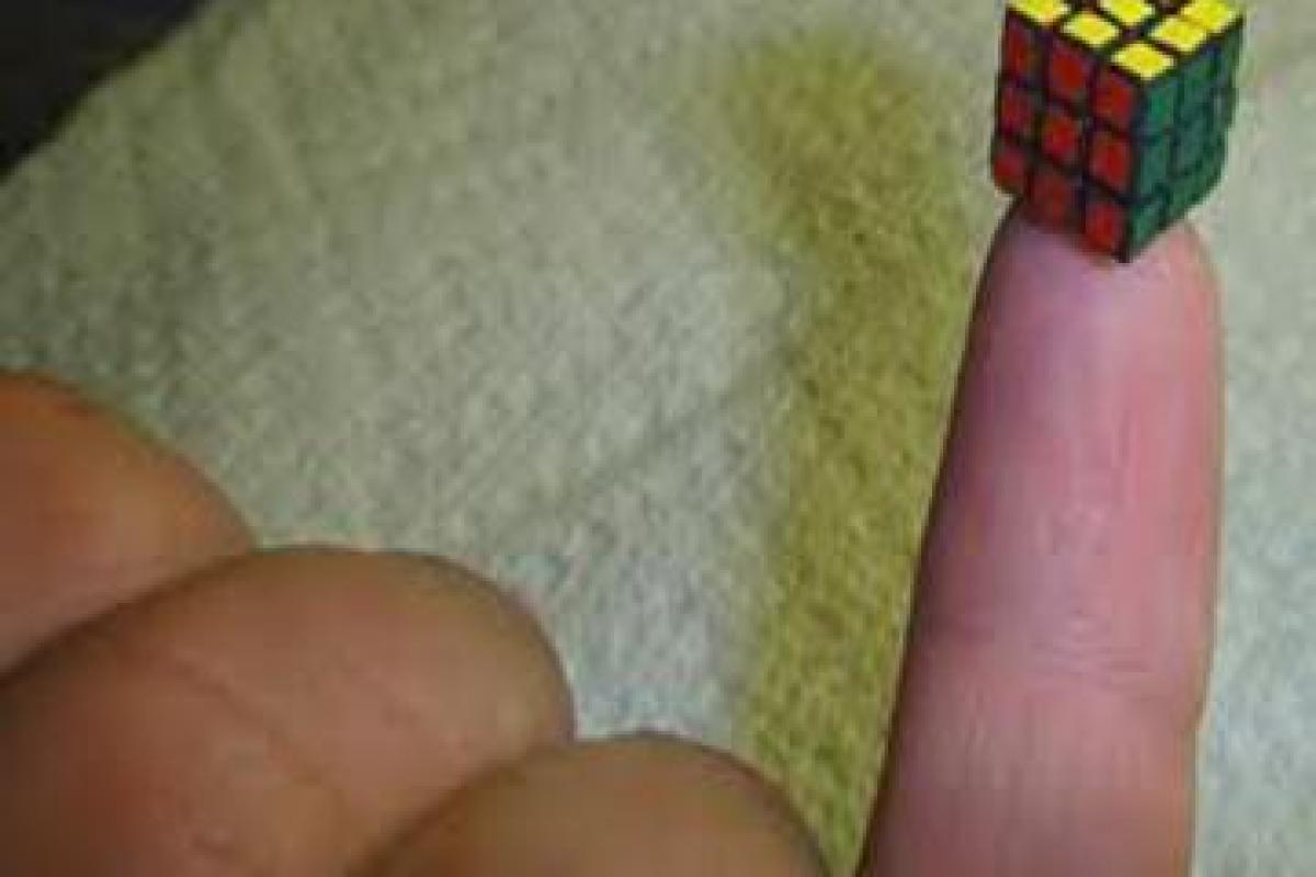 32-летний программист создал самый маленький кубик Рубика, всего 1 сантиметр 32-летний программист создал самый маленький кубик Рубика, всего 1 сантиметр