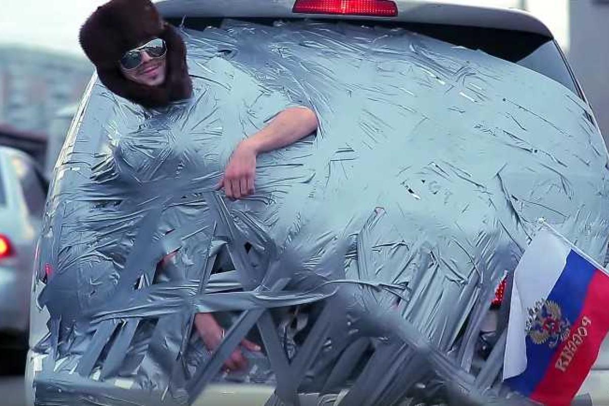 В России парня приклеили скотчем к машине и прокатили