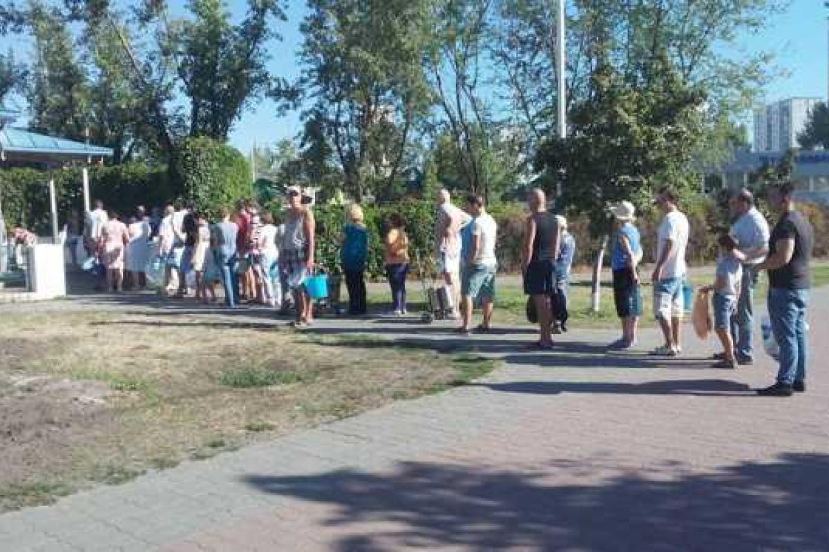 В Киеве за питьевой водой выстроились огромные очереди, - соцсети