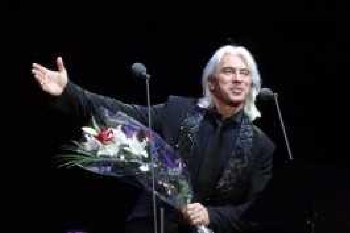 Певец Дмитрий Хворостовский вернулся на сцену после серьезной болезни Певец Дмитрий Хворостовский вернулся на сцену после серьезной болезни