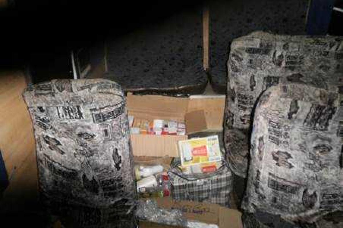 СБУ задержала в Луганской области маршрутку с дефицитным товаром для боевиков "ЛНР" СБУ задержала в Луганской области маршрутку с дефицитным товаром для боевиков "ЛНР"