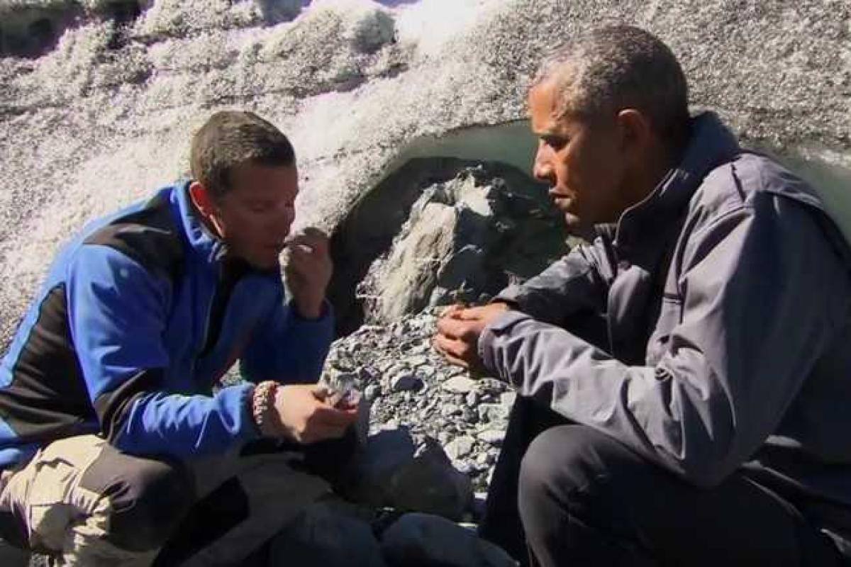 На Аляске Обама доел остатки рыбы, брошенной медведем