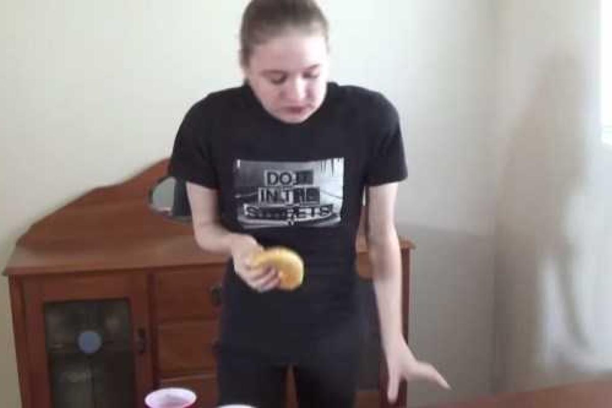 Девушка на спор съела 20 чизбургеров за 16 минут Девушка на спор съела 20 чизбургеров за 16 минут