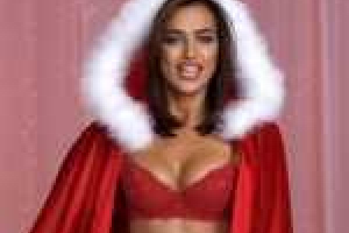 Ирина Шейк привлекла внимание откровенным нарядом