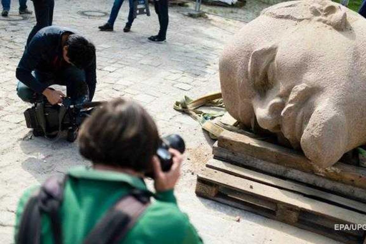 Под Берлином откопали голову статуи Ленина Под Берлином откопали голову статуи Ленина