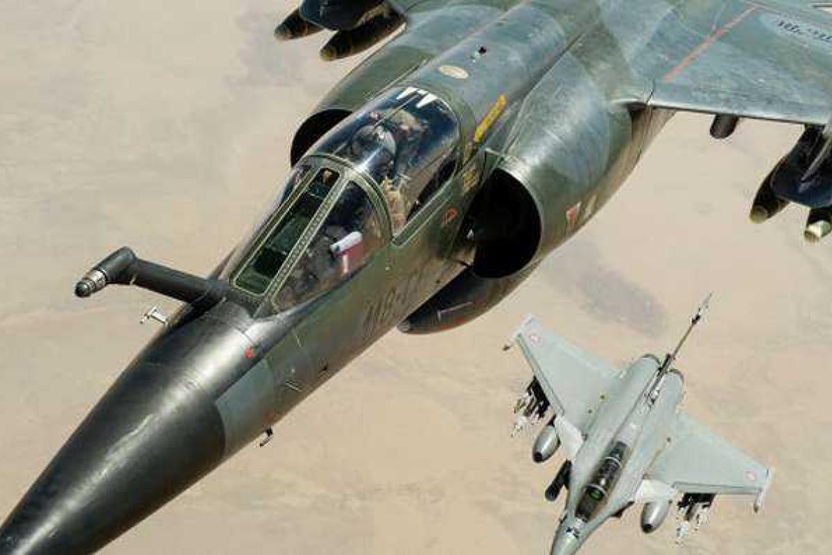 Франция впервые нанесли авиаудары по террористам в Сирии