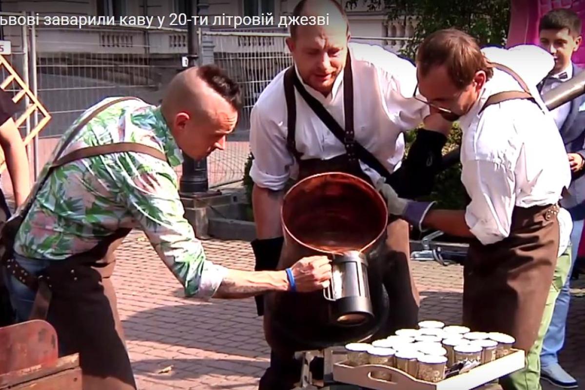 Во Львове итальянец заварил 20-ти литровую турку кофе Во Львове итальянец заварил 20-ти литровую турку кофе