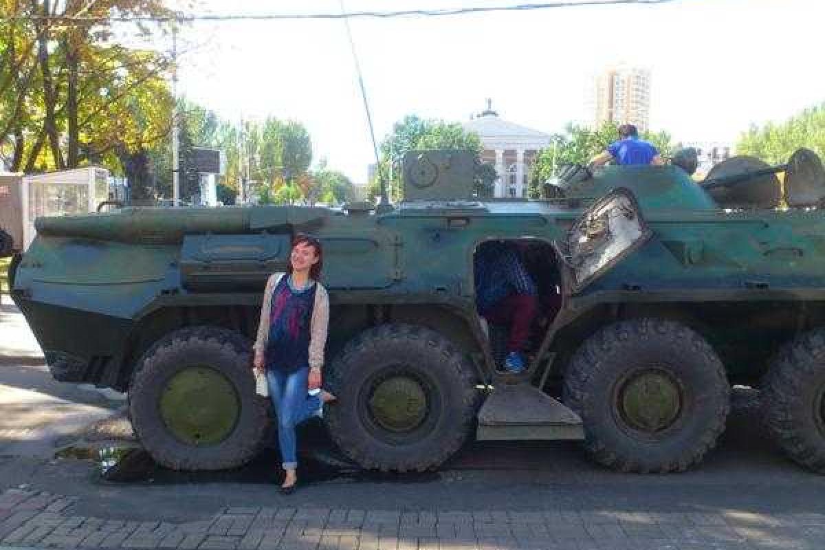Жители Донецка устроили фотосессию на танках и БТРах Жители Донецка устроили фотосессию на танках и БТРах