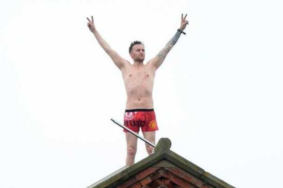 В Британии уже третьи сутки не могут снять с крыши заключенного