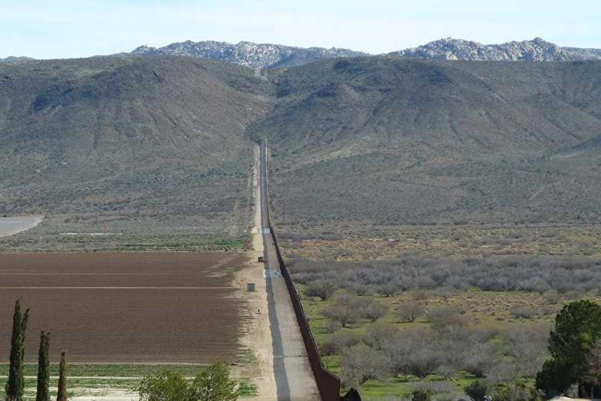 Венгрия строит забор на границе с Хорватией Венгрия строит забор на границе с Хорватией