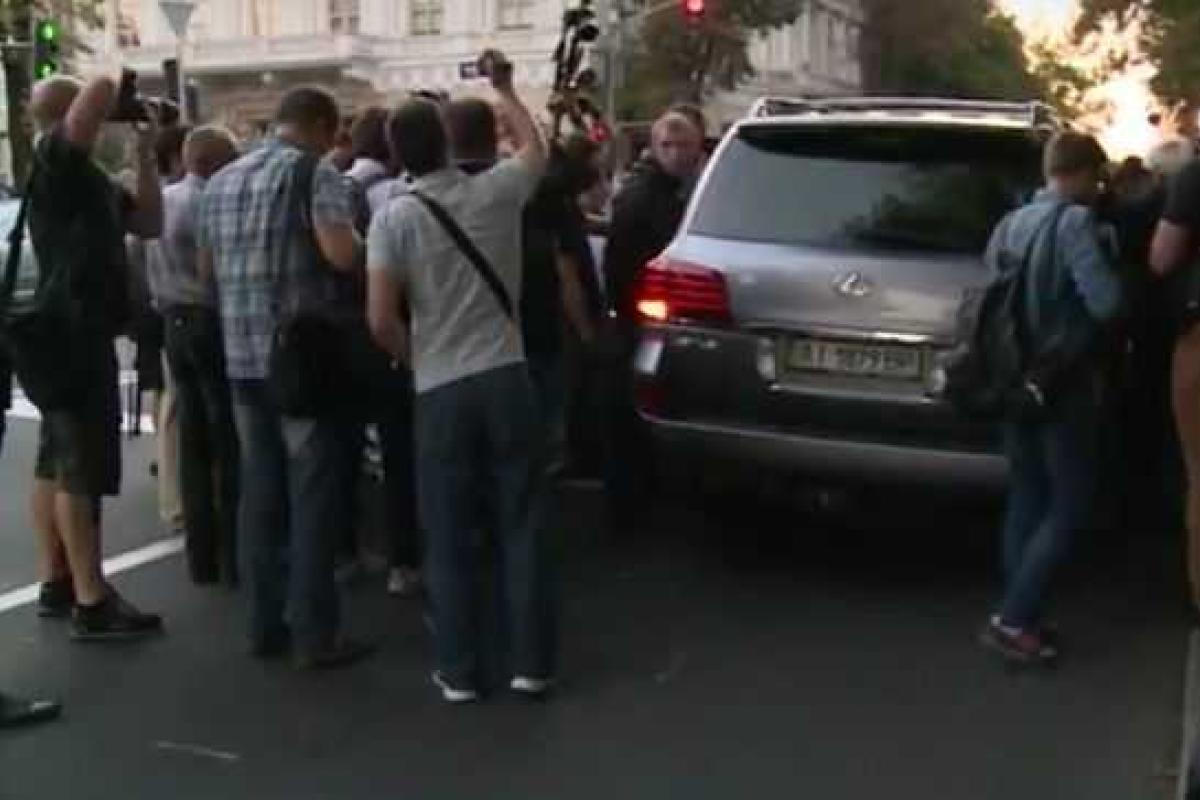 СБУ задерживает людей нардепа Мосийчука и проводит обыск авто возле Рады