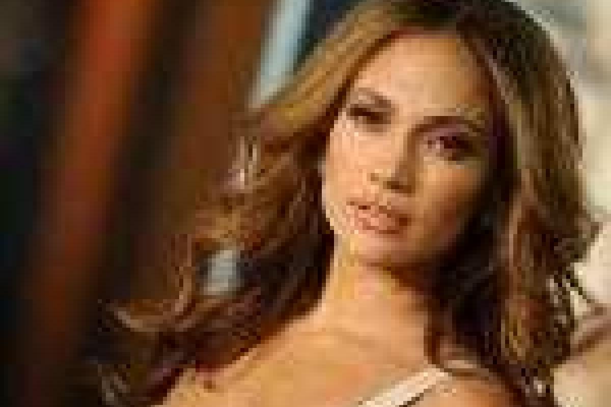 Дженнифер Лопес шокировала своим соблазнительным нарядом Дженнифер Лопес шокировала своим соблазнительным нарядом