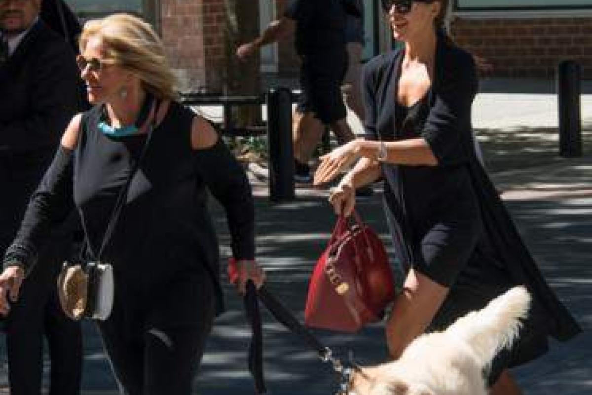 Ирина Шейк вышла на прогулку с мамой своего возлюбленного Ирина Шейк вышла на прогулку с мамой своего возлюбленного