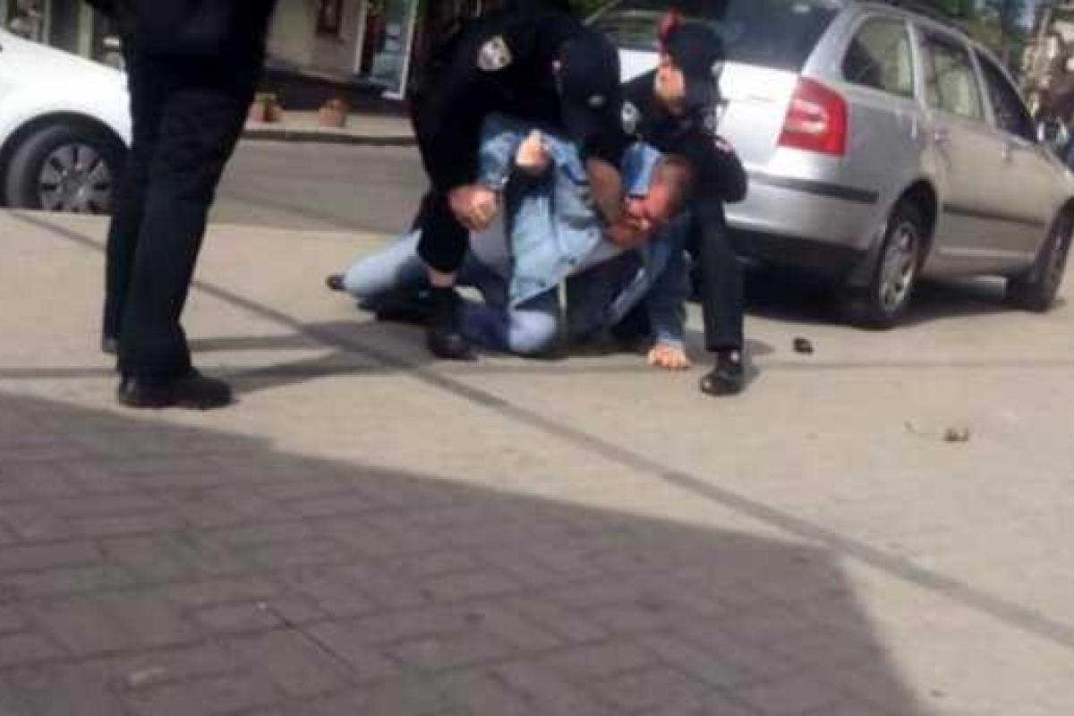Киевская полиция грубо задержала таксиста хама