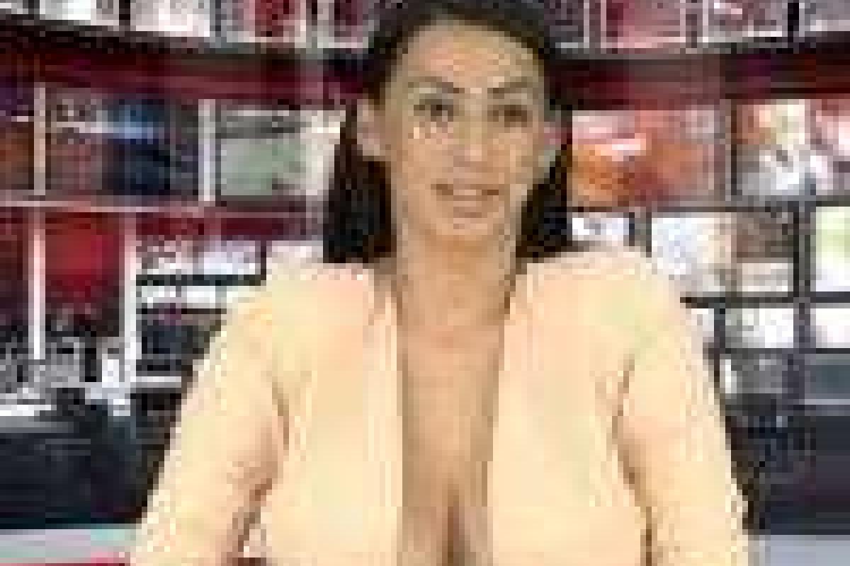 В Албании девушку на должность теведущей взяли благодаря размеру бюста В Албании девушку на должность теведущей взяли благодаря размеру бюста