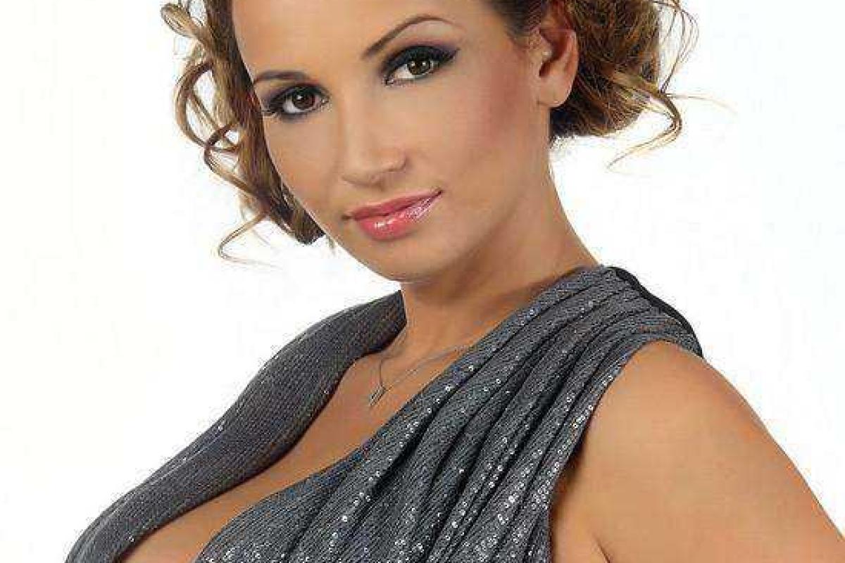 Пышногрудая Анфиса Чехова опубликовала фото в деревянной ванне Пышногрудая Анфиса Чехова опубликовала фото в деревянной ванне