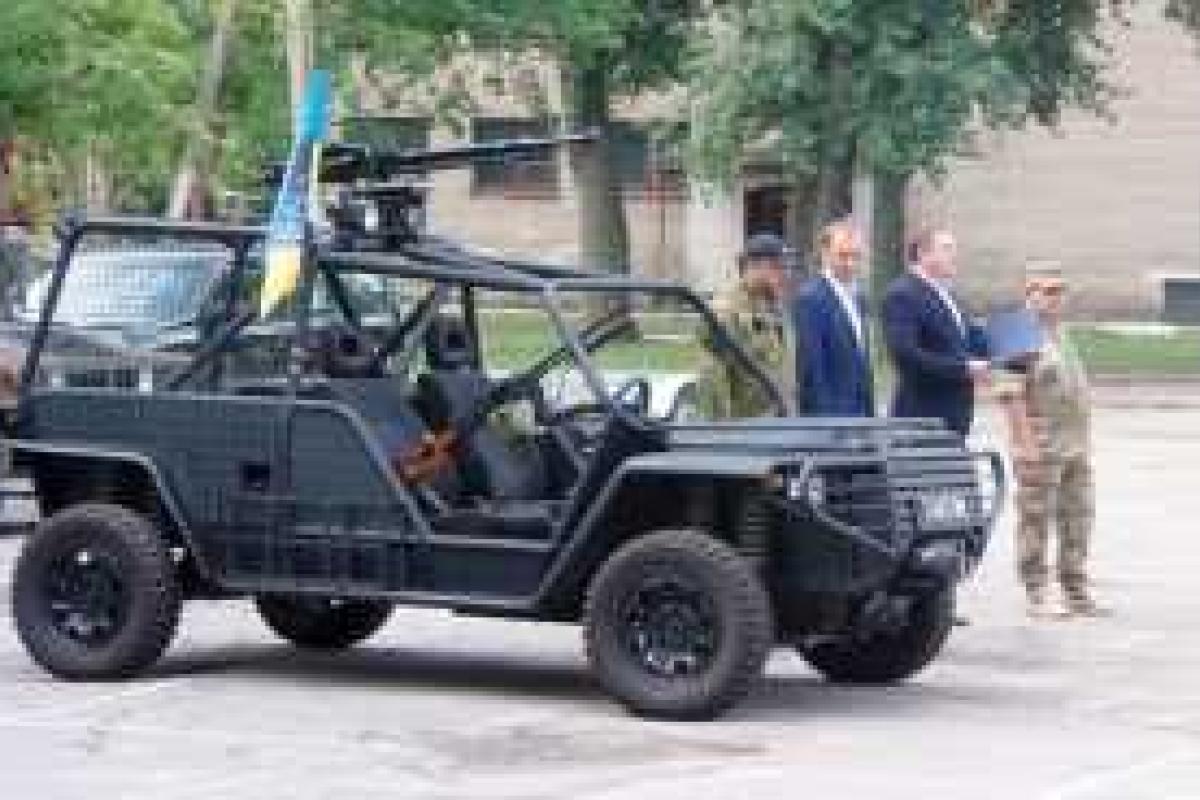 Бойцам АТО поставили новый тактический внедорожник "Фантом"