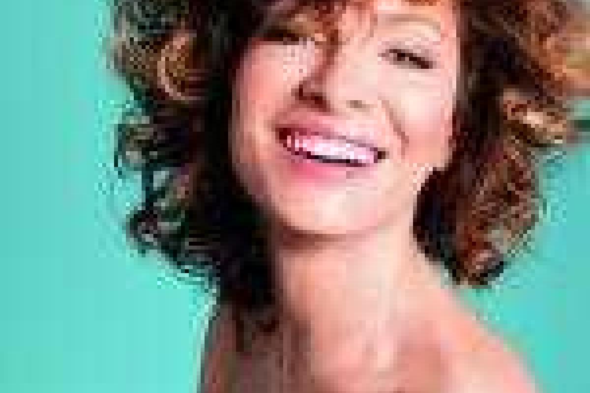 Елена Подкаминская продемонстрировала свою растяжку в прозрачном платье 