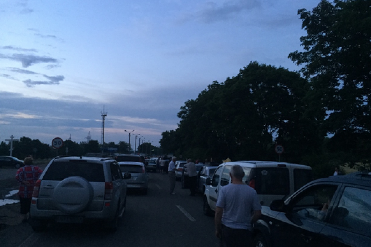 В Аретемовске очередь соединила блокпосты "ДНР" и ВСУ