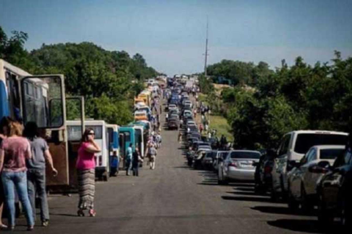На линии разграничения в районе Артемовска собралсь огромная очередь На линии разграничения в районе Артемовска собралсь огромная очередь