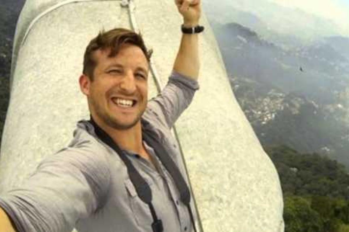 По статистике, селфи более опасно для жизни, чем нападение акул По статистике, селфи более опасно для жизни, чем нападение акул