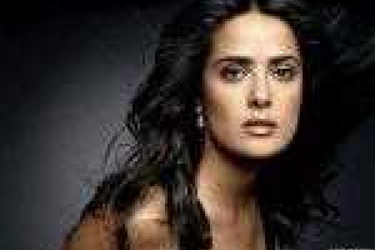 Сальма Хайек появилась на кинофестивале в малиновом платье с глубоким декольте