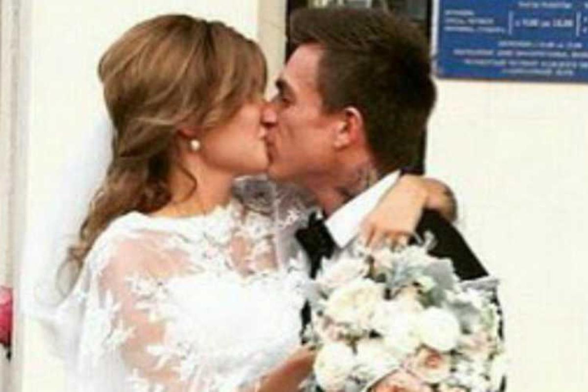 Экс-солист Smash женился на дочери миллионера Экс-солист Smash женился на дочери миллионера