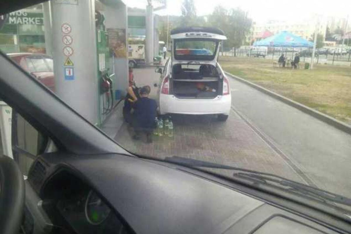 Киевская полиция разъяснила "провокационное" фото на заправке