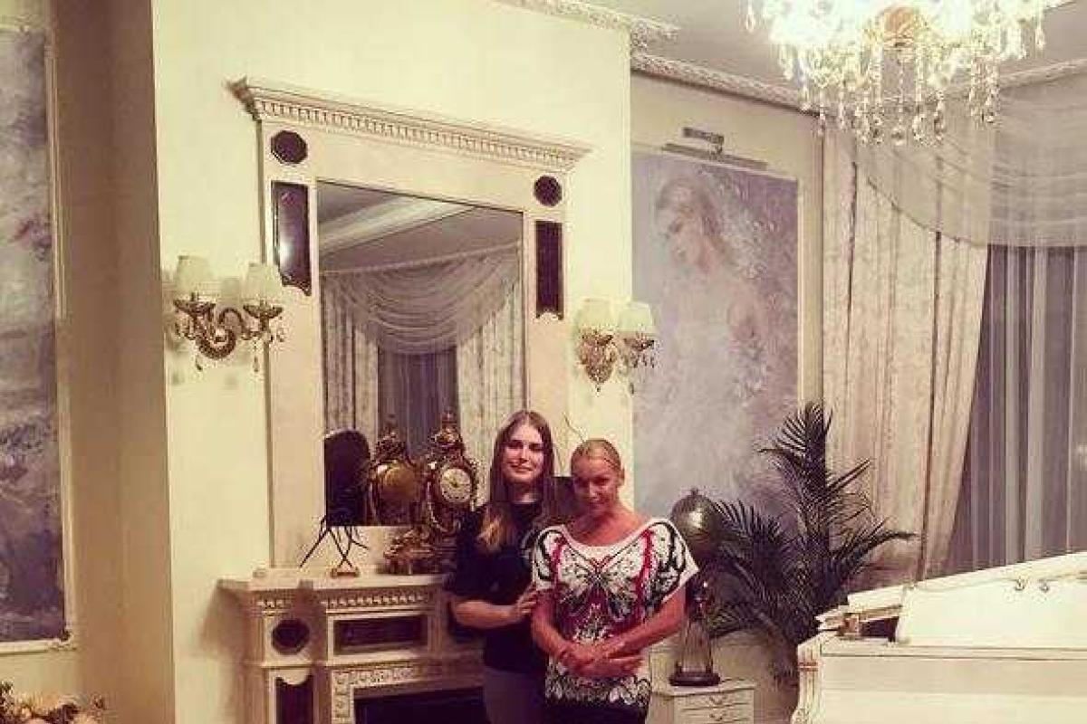 Анастасия Волочкова показала Андрею Малахову свой особняк