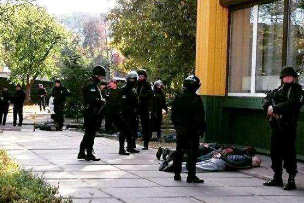 Жуткая перестрелка произошла в Киеве возле метро Жуткая перестрелка произошла в Киеве возле метро