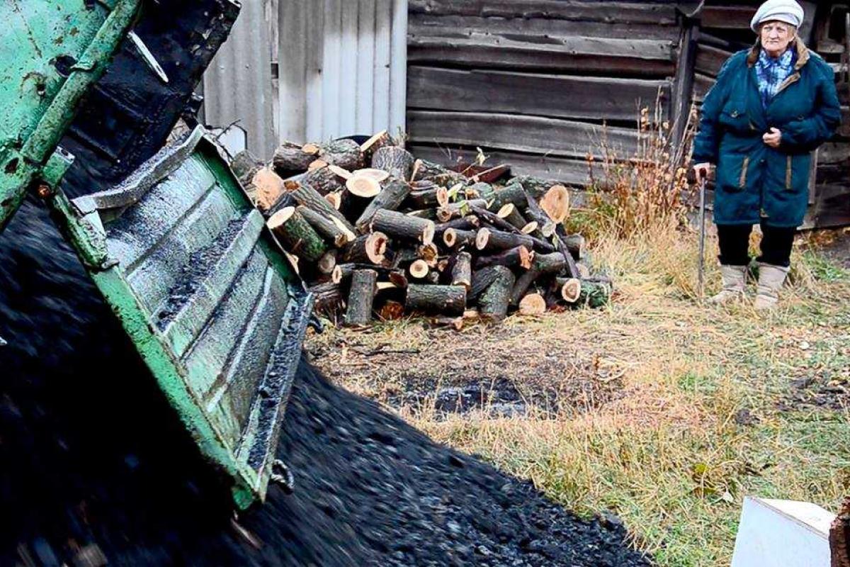 В поселок Луганское военные привезли местным жителям уголь В поселок Луганское военные привезли местным жителям уголь