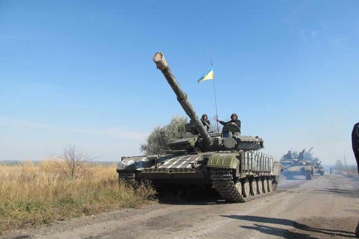 В Луганской области сегодня начался отвод танков и артиллерии В Луганской области сегодня начался отвод танков и артиллерии