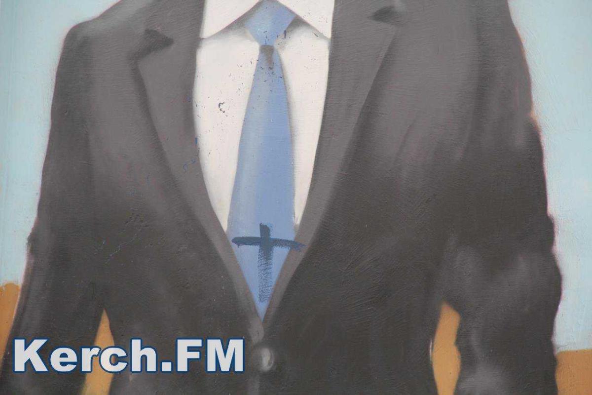 "Путин, пошел вон из Крыма": В Керчи испортили еще два граффити Путина