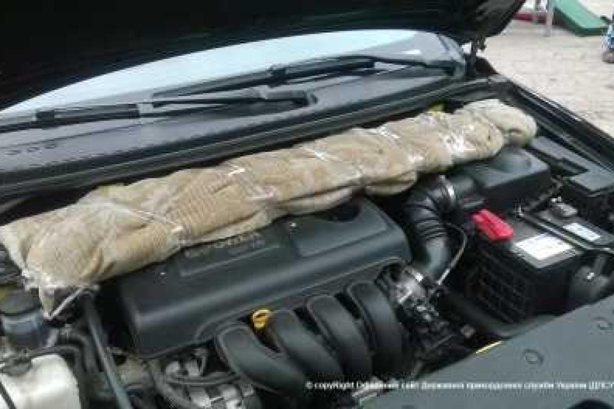 На Луганщине пограничники задержали автомобиль с холодным оружием На Луганщине пограничники задержали автомобиль с холодным оружием