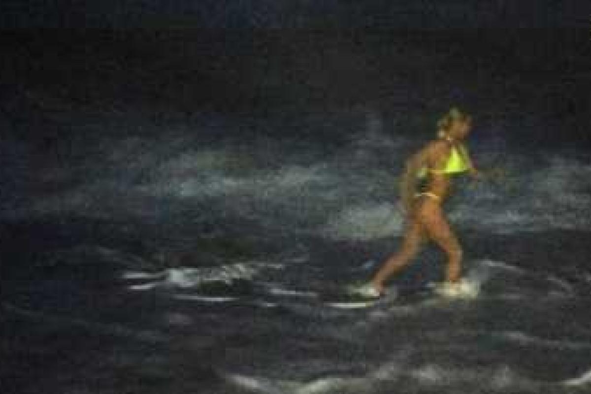 Анастасия Волочкова в стрингах искупалась в Черном море Анастасия Волочкова в стрингах искупалась в Черном море