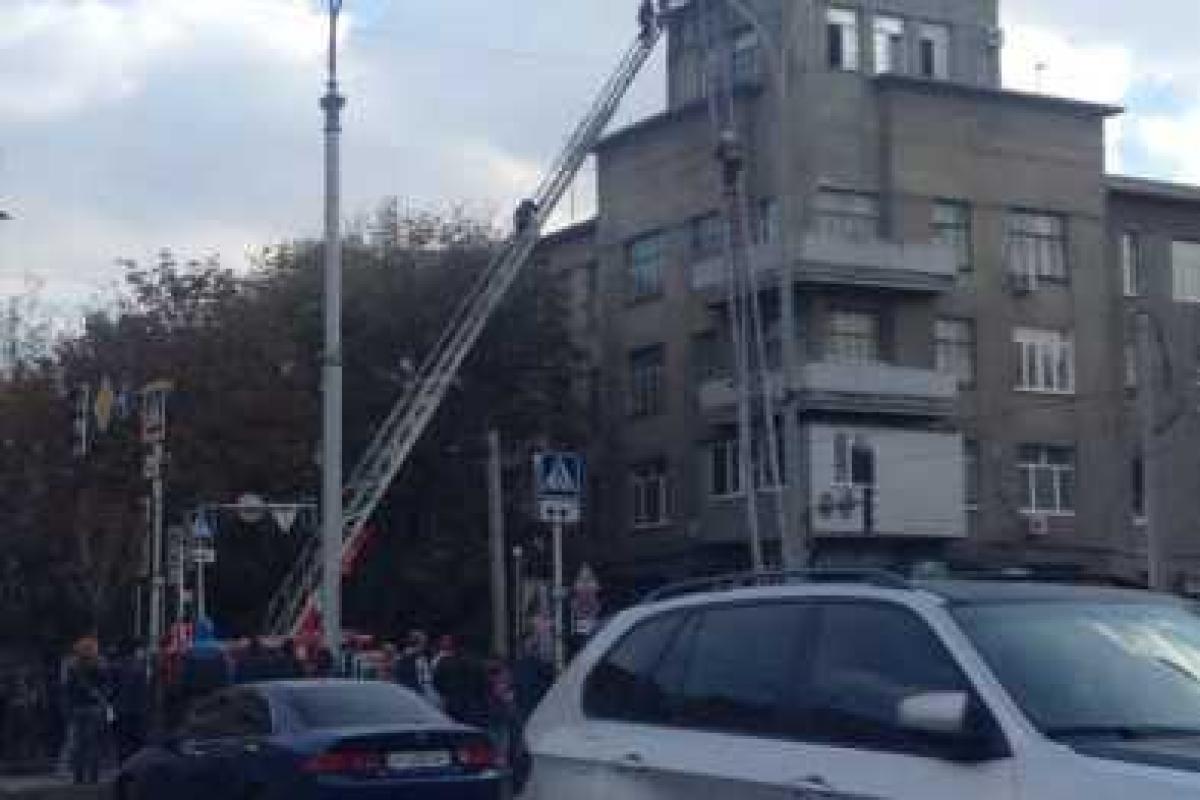 В Харькове бомжи устроили пожар на крыше жилого дома, - соцсети В Харькове бомжи устроили пожар на крыше жилого дома, - соцсети