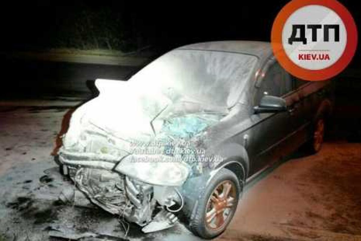 В Киеве водитель "Chevrolet Aveo" устроил жуткое ДТП и загорелся В Киеве водитель "Chevrolet Aveo" устроил жуткое ДТП и загорелся