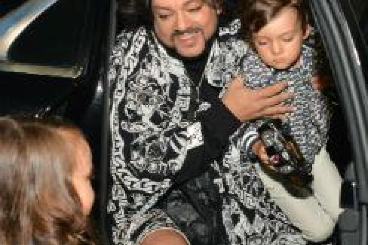 Король поп-сцены перевез своих детей в роскошный особняк Король поп-сцены перевез своих детей в роскошный особняк