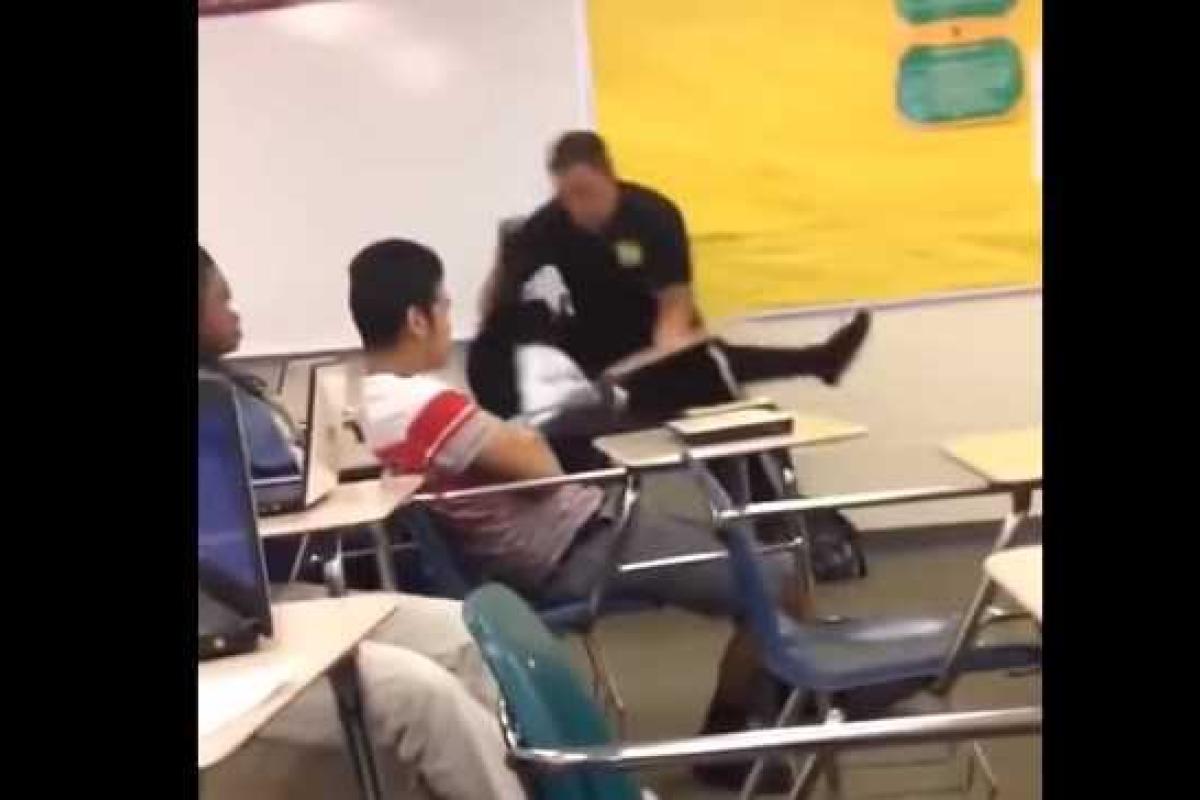 В сети появилось жуткое видео конфликта между ученицей и полицейским в Колумбии В сети появилось жуткое видео конфликта между ученицей и полицейским в Колумбии