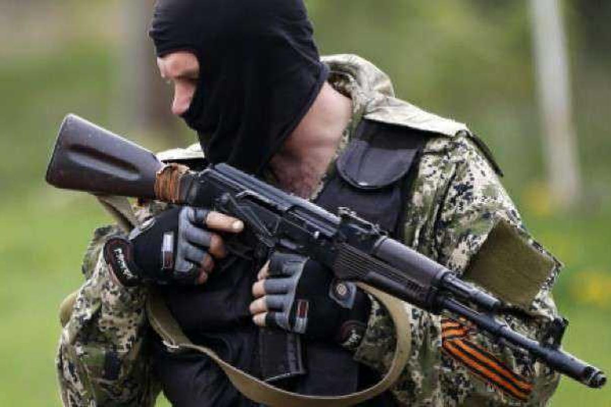 Пьяный боевик открыл огонь в центре Луганска Пьяный боевик открыл огонь в центре Луганска
