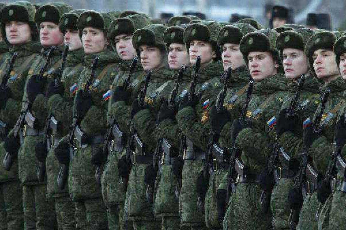 Россия предлагает жителям Крыма идти в армию на "выгодных условиях" Россия предлагает жителям Крыма идти в армию на "выгодных условиях"