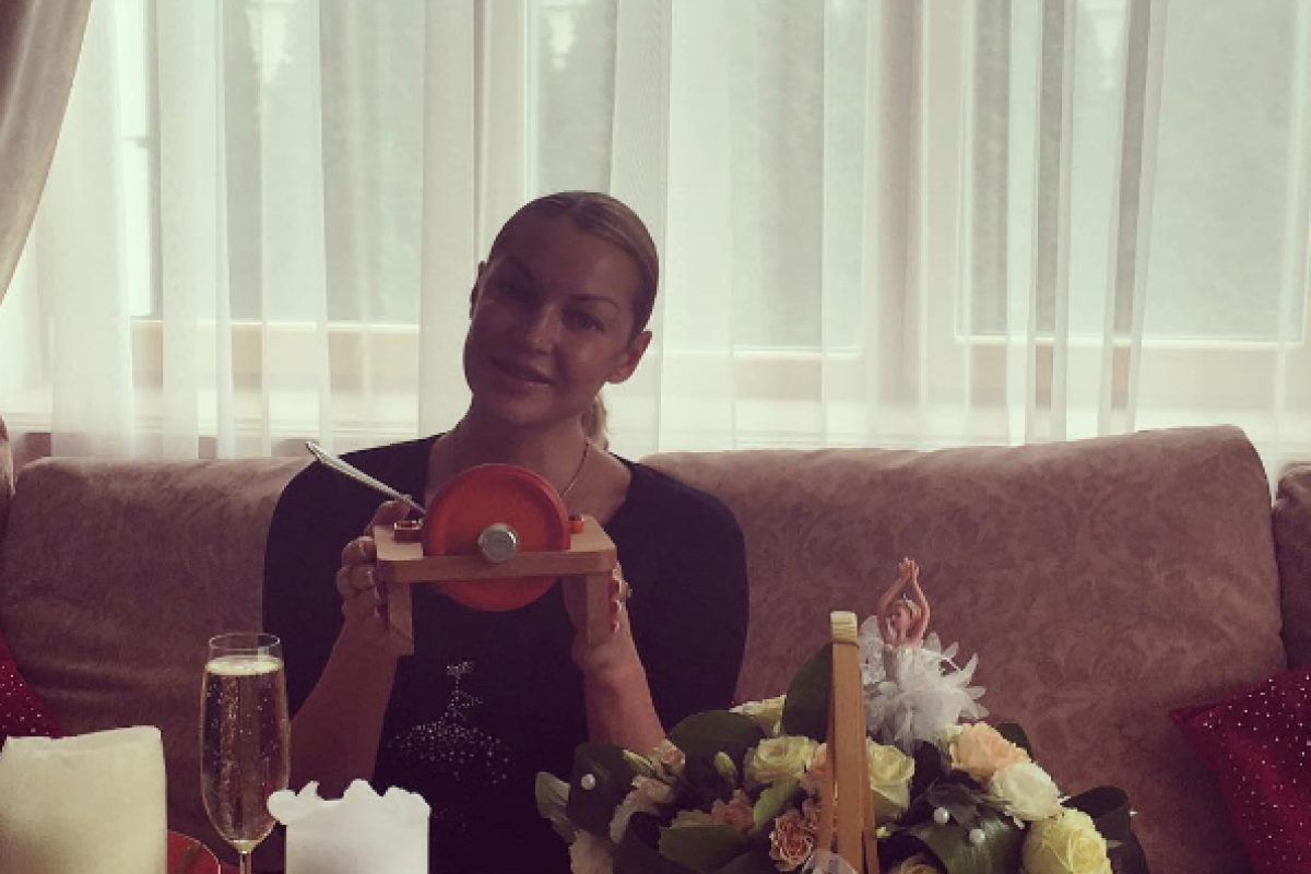 Анастасию Волочкову подписчики обвинили в алкоголизме Анастасию Волочкову подписчики обвинили в алкоголизме