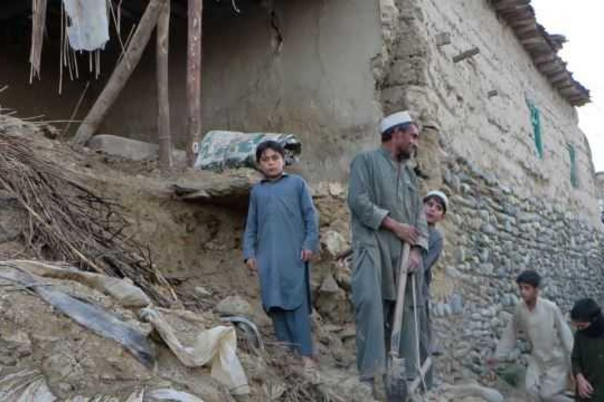 Число погибших в результате землетрясения в Азии превысило 300 Число погибших в результате землетрясения в Азии превысило 300