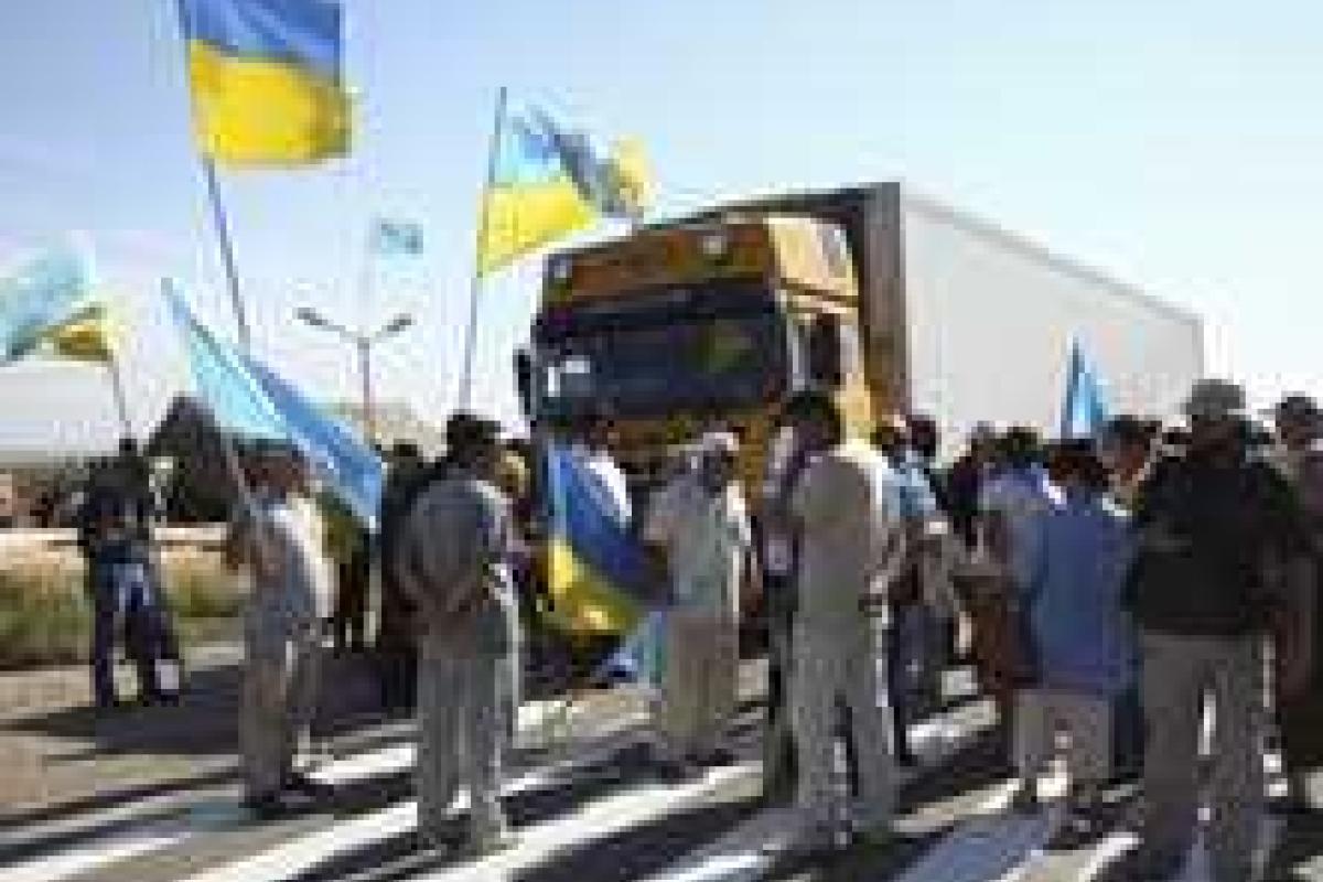 Больше месяца длится блокада проезда в Крым грузовиков Больше месяца длится блокада проезда в Крым грузовиков