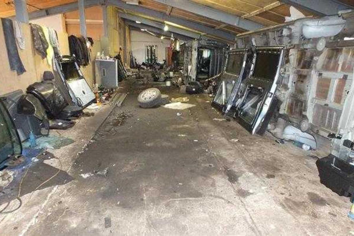 В Венгрии обнаружили мастерскую, где похищенные авто разбирались на запчасти для продажи в Украине В Венгрии обнаружили мастерскую, где похищенные авто разбирались на запчасти для продажи в Украине