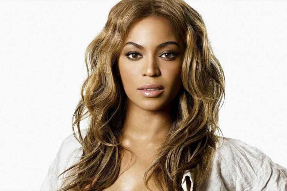 Бейонсе появилась на тусовке в платье с чересчур открытым декольте Бейонсе появилась на тусовке в платье с чересчур открытым декольте