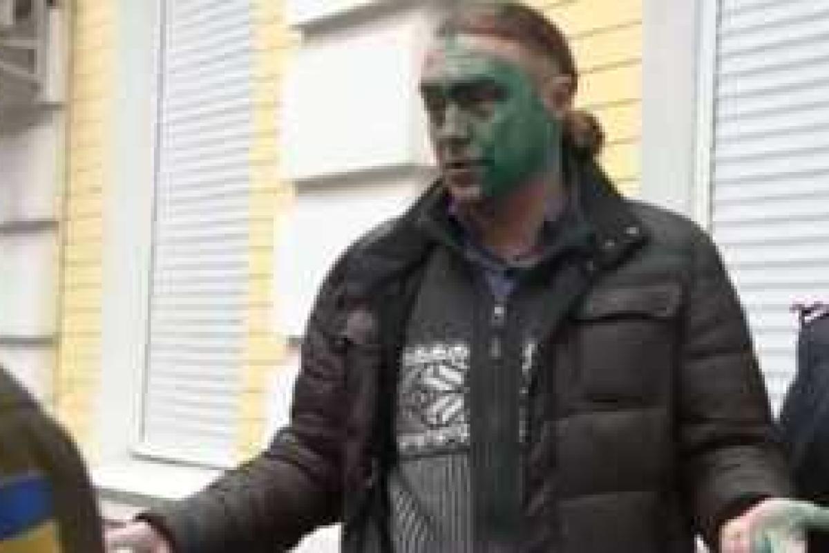 В Киеве облили зеленкой бывшего народного депутата. Видео В Киеве облили зеленкой бывшего народного депутата. Видео